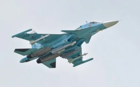 NEVEROVATAN SNIMAK SA UKRAJINSKOG FRONTA: Ruski Su-34 obrušava se kroz krošnje, izbacuje bombe i izbegava raketu pred očima američkog plaćenika! (VIDEO)