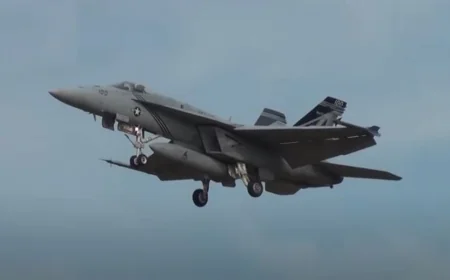 💥 Američki borbeni avion F/A-18E pao u Crveno more nakon bizarne greške na nosaču aviona!