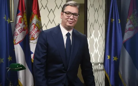 🎙️ Vučić sa Crvenog trga: „Putovao sam duže nego Čerčil do Jalte“ – oštar odgovor Zapadu zbog posete Moskvi