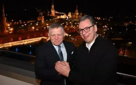 🚶‍♂️ Težak put Vučića i Fica do Moskve: Prepreke na putu do Parada Pobedе
