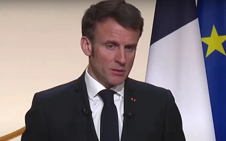 🇫🇷🎙️ Makron „uvredio“ britanskog kralja govorom na francuskom jeziku – moguć diplomatski skandal?