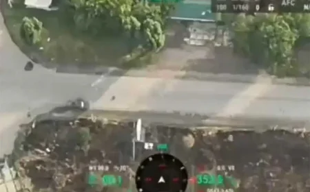 🇷🇺🎯 Ruski dron snimio trenutak uništenja ukrajinskog pikapa u Pokrovsku