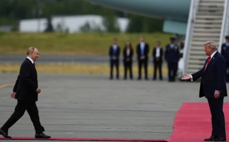 Putin i Tramp se rukovali na pisti: Sastanak na Aljasci počeo simboličnim gestom
