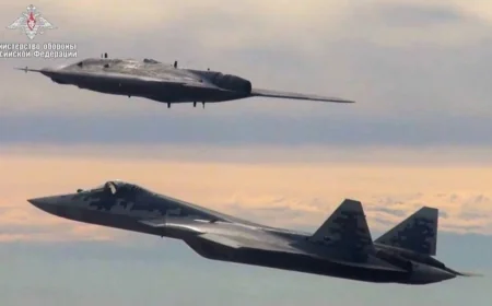 🇷🇺✈️ Serijski Su-57 snimljeni u niskom letu nad Džomgijem: Rusija ubrzava tempo uvođenja lovaca 5. generacije? (VIDEO)