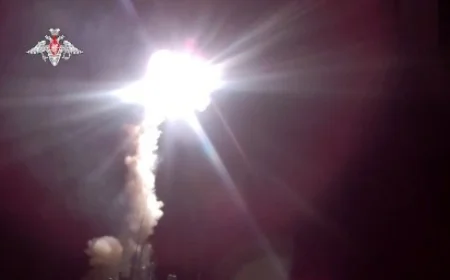 🚀 Rusija testira hipersoničnu raketu Cirkon u borbenim uslovima: Kopneno lansiranje pogodilo metu u Ukrajini, stižu i projektili za Su-57
