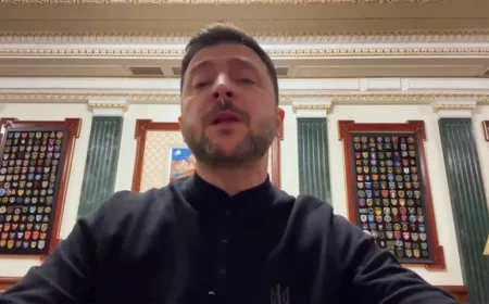 🇺🇦 Zelenski pod lupom interneta: misteriozna bela supstanca tokom obraćanja uživo izazvala buru reakcija