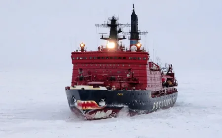 Prvi put u istoriji: osam ruskih nuklearnih ledolomaca istovremeno krenulo na Severni morski put ❄️🚢