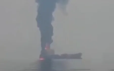 ⛽🔥 Tanker Skylight u plamenu nakon napada dronom kod Hormuškog moreuza