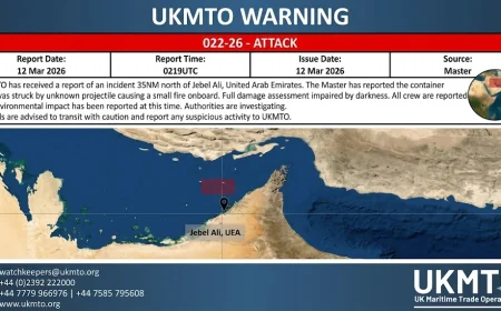🔥 DRAMA KOD DUBAIJA: Brod u plamenu nakon udara severno od luke Džebel Ali!