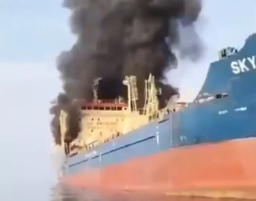 🔥 Naftni tanker „Skylight“ u plamenu kod obale Oman: dramatični snimci sa lica mesta