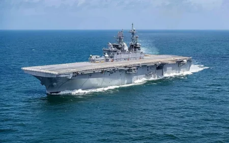 ⚓ Incident na talasima: USS Tripoli napustio iranske vode nakon napada KSIR-a
