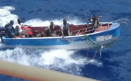 Drama na rogu Afrike: Somalijski pirati oteli brod sa turskim oružjem, usledio žestok vazdušni udar 🏴‍☠️💥
