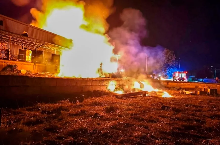 💥 PONOVLJENI UDAR U HARKOVU: Objekat "Nove pošte" u Lozovoj ponovo na meti — upotrebljeni brzi reakktivni dronovi "Geran-4"