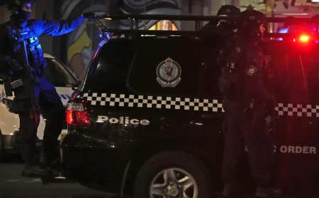 🏹 HAOS U AUSTRALIJI: Oko 100 ljudi naoružano lukovima i kopljima napravilo masovne nereda!