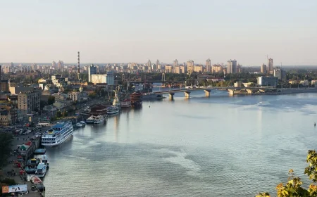🚧 Pontoni i nasipi u spasavanju saobraćaja: U Kijevu kreće izgradnja rezervnih prelaza preko Dnjepra