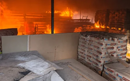 💥🔥 „Dan-T“ razneo skladište građevinskog materijala u Pavlovgradu: Bukti ogroman požar!