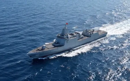 🚨 PENTAGON U ŠOKU! Kineski super-razarač "Tip 055" jednim potezom UGASIO američki ratni brod?! USS Benfold ostao bez struje i radarskih sistema! 🚢💥
