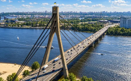 📰 NOVI UDAR NA KIJEV: Gust stub dima iznad Severnog mosta nakon snažne eksplozije