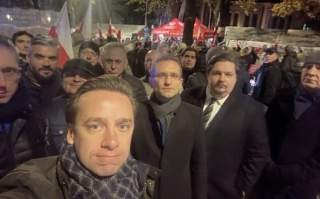 Vanredno stanje u Poljskoj: Predsednik Navrocki hitno prekinuo let i vratio se u Varšavu zbog "državnog udara"!