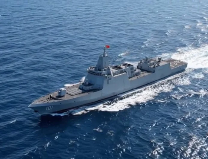 🚨 PENTAGON U ŠOKU! Kineski super-razarač "Tip 055" jednim potezom UGASIO američki ratni brod?! USS Benfold ostao bez struje i radarskih sistema! 🚢💥