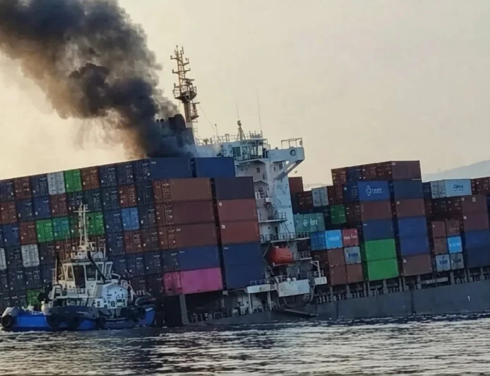 🚢 DRAMA U ORMUZU: Potonuo teretni brod koji nije uskladio rutu sa Teheranom!
