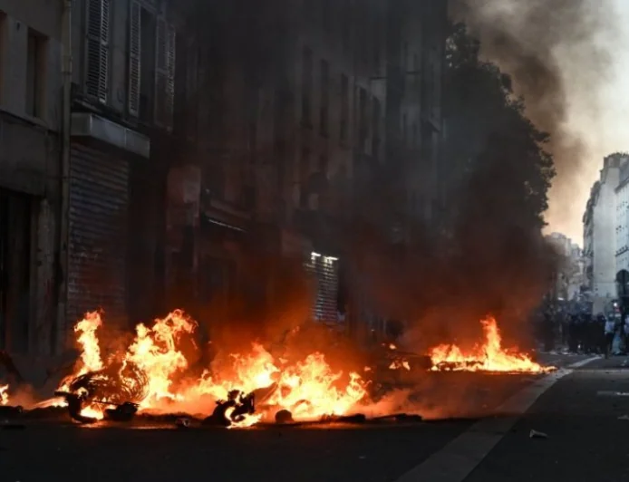 🚨🔥 HAOS U FRANCUSKOJ! Vlasti uvele policijski čas zbog brutalnih nereda – nema izlaska na ulice od 20 h do 6 ujutru! 🚫🇫🇷