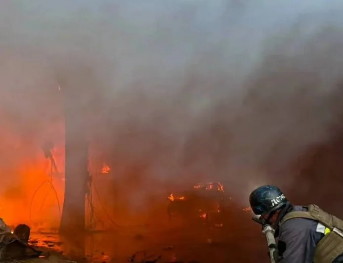 🚨 NEMA ENERGETSKOG PRIMIRJA! Žestoki noćni udari dronova: Bukte požari u Harkovu i Kamenec-Podoljskom, pogođena ključna postrojenja! 💥🇺🇦