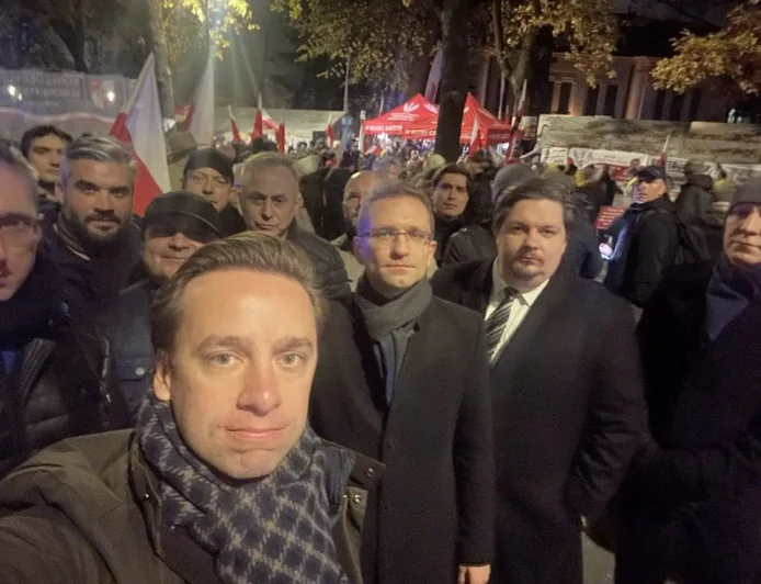 Vanredno stanje u Poljskoj: Predsednik Navrocki hitno prekinuo let i vratio se u Varšavu zbog "državnog udara"!