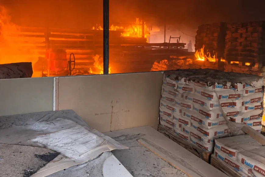💥🔥 „Dan-T“ razneo skladište građevinskog materijala u Pavlovgradu: Bukti ogroman požar!