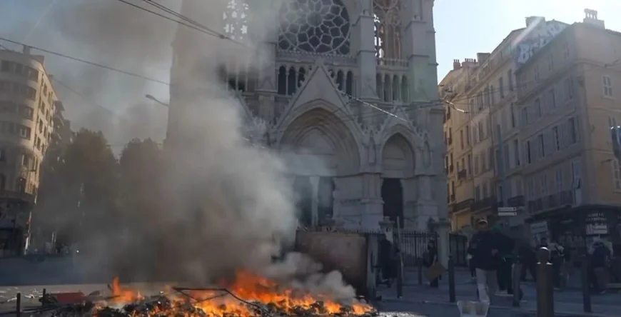 🔥 PROTESTI U FRANCUSKOJ NABIRAJU SNAGU: Makron obećava da će „kazniti odgovorne“