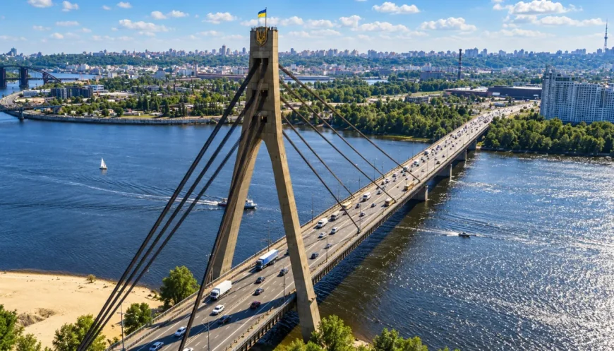 📰 NOVI UDAR NA KIJEV: Gust stub dima iznad Severnog mosta nakon snažne eksplozije